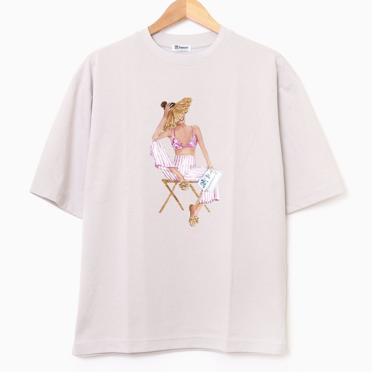 Chica senada gris claro