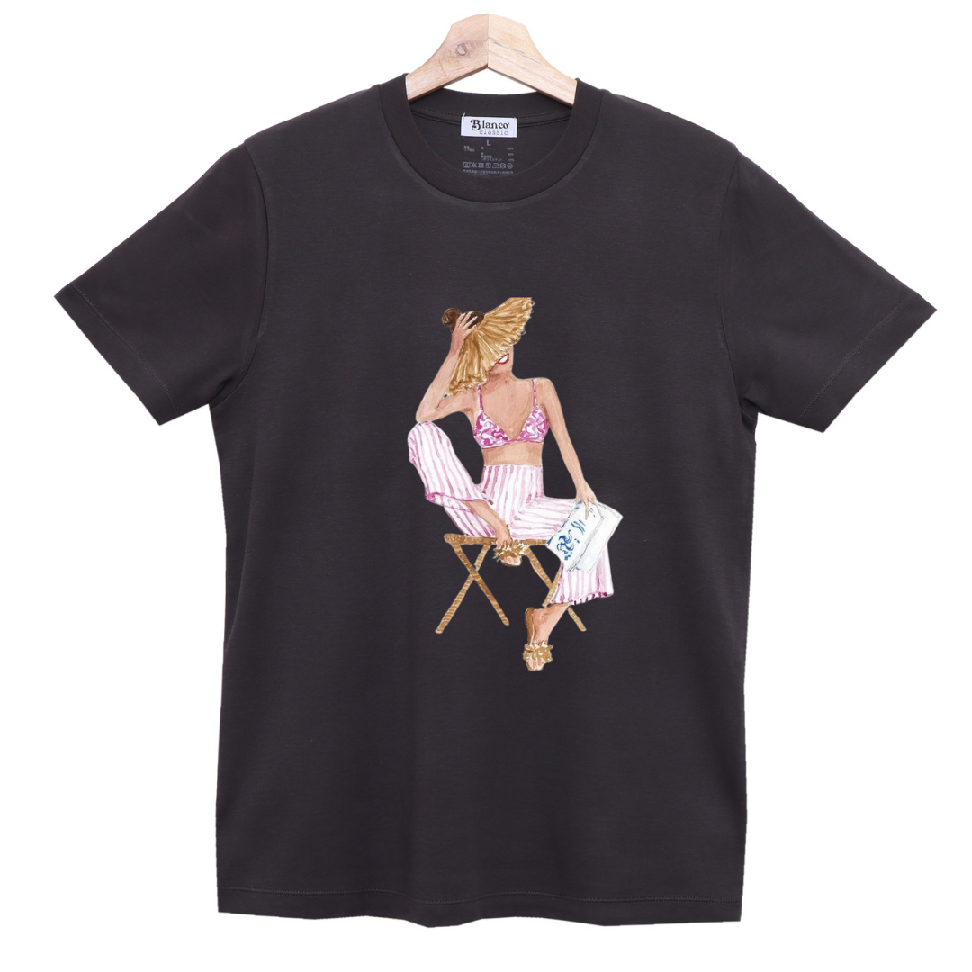 Chica sentada gris oscuro